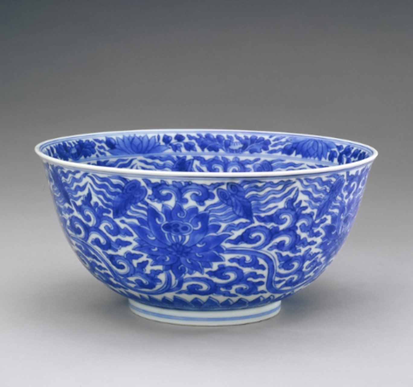 青花瓷经典纹饰介绍:牡丹纹 牡丹花自古便象征着富贵,素有"花中之王"