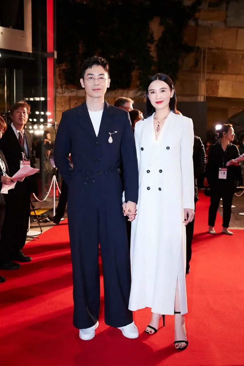 宋佳与朱亚文合体走红毯太般配,一个美艳霸气,一个痞雅迷人,cp感爆棚