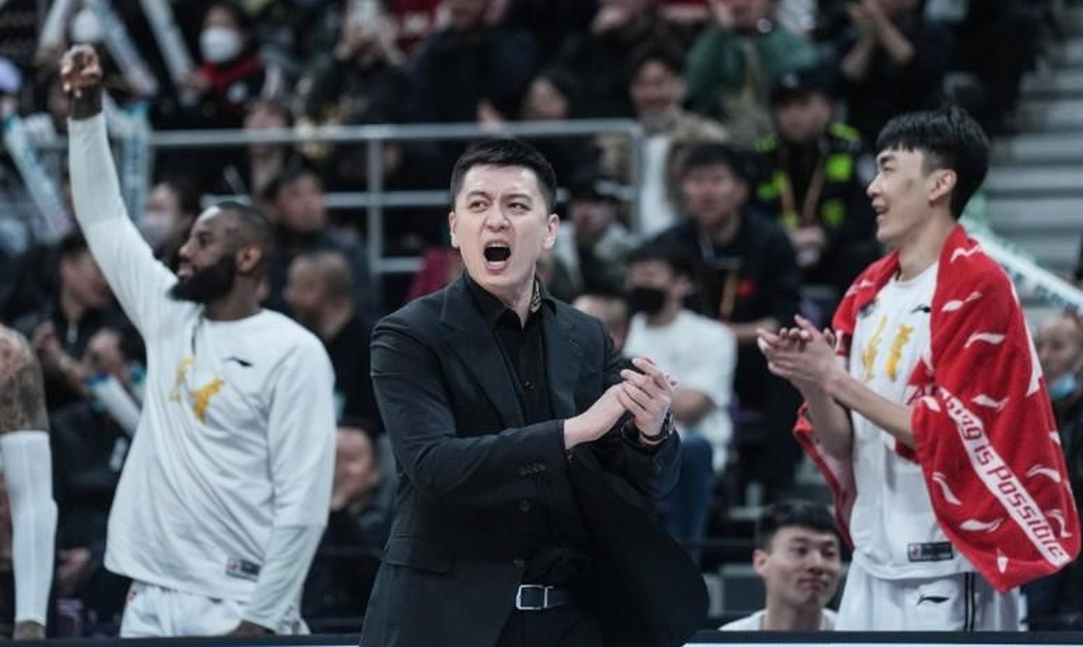 杨鸣是中国篮球界的名人,曾代表中国参加国际篮球比赛,退役后成为解说