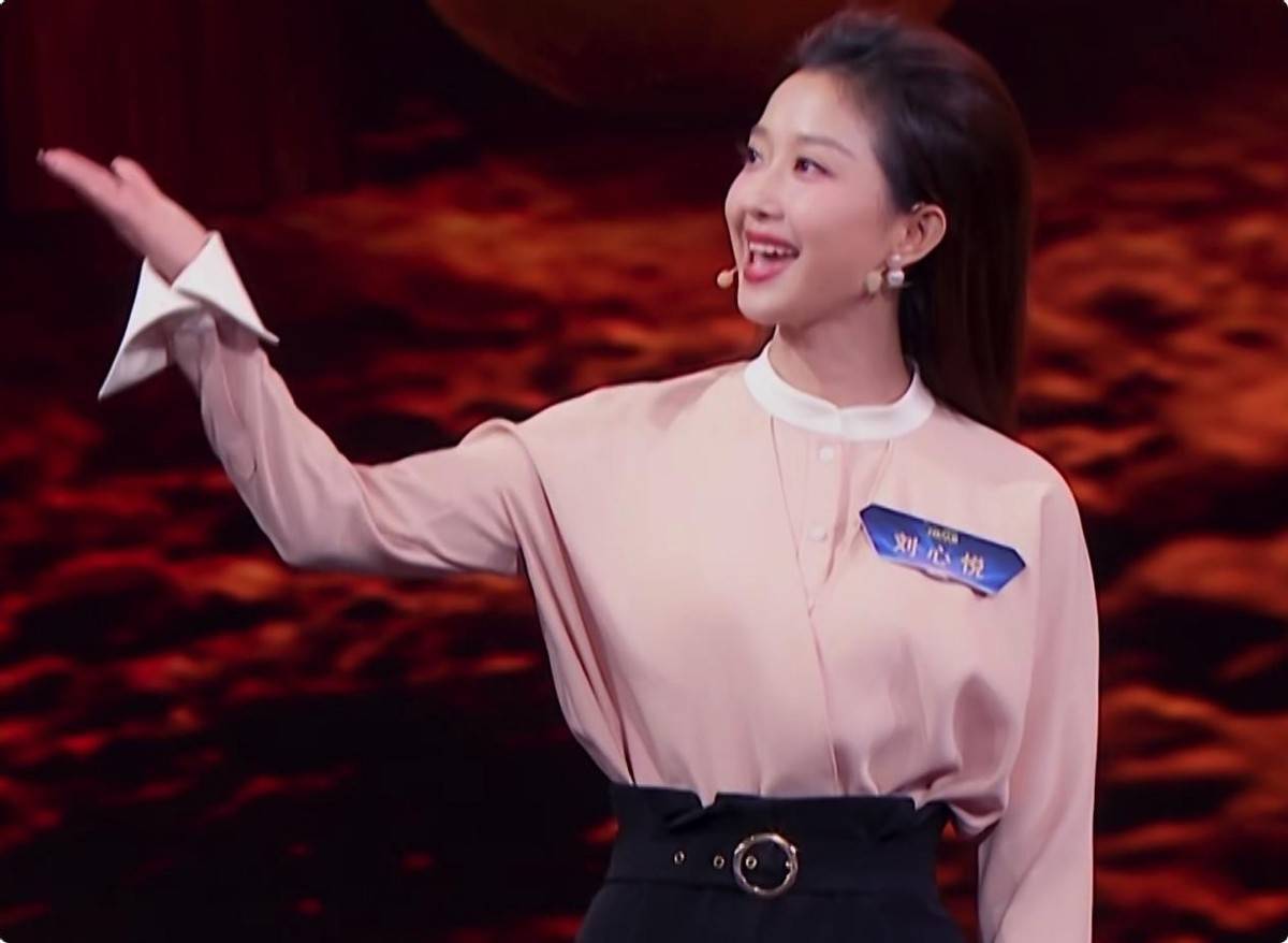 主持人大赛:刘心悦三度出场,总分超97,晋级决赛成为争冠热门