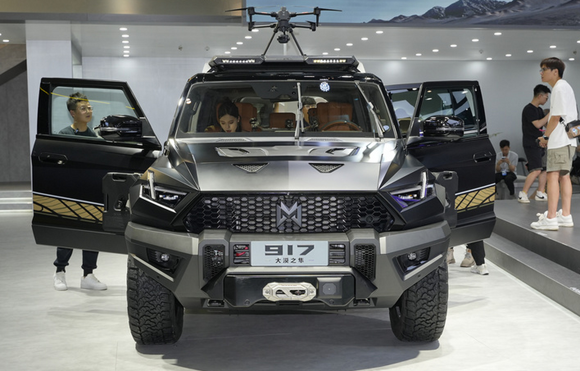 猛士800是一款加长版的猛士917,设计配置与917基本一致,车长5136毫米