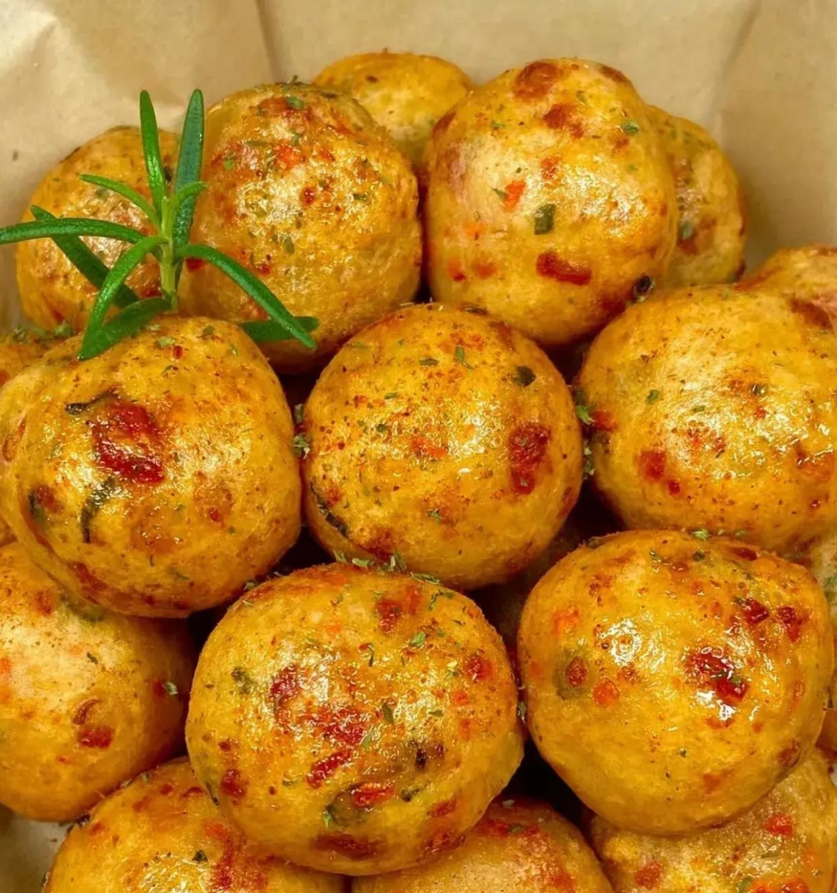 炸丸子制作八种配方,包括红烧肉丸子,鲜虾丸子,紫菜肉丸子,土豆丸子