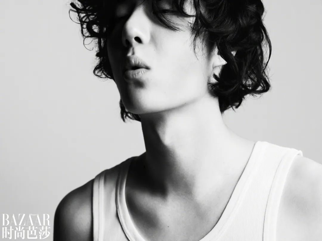 王一博登上时尚芭莎2024开年刊,又纯又欲又野!