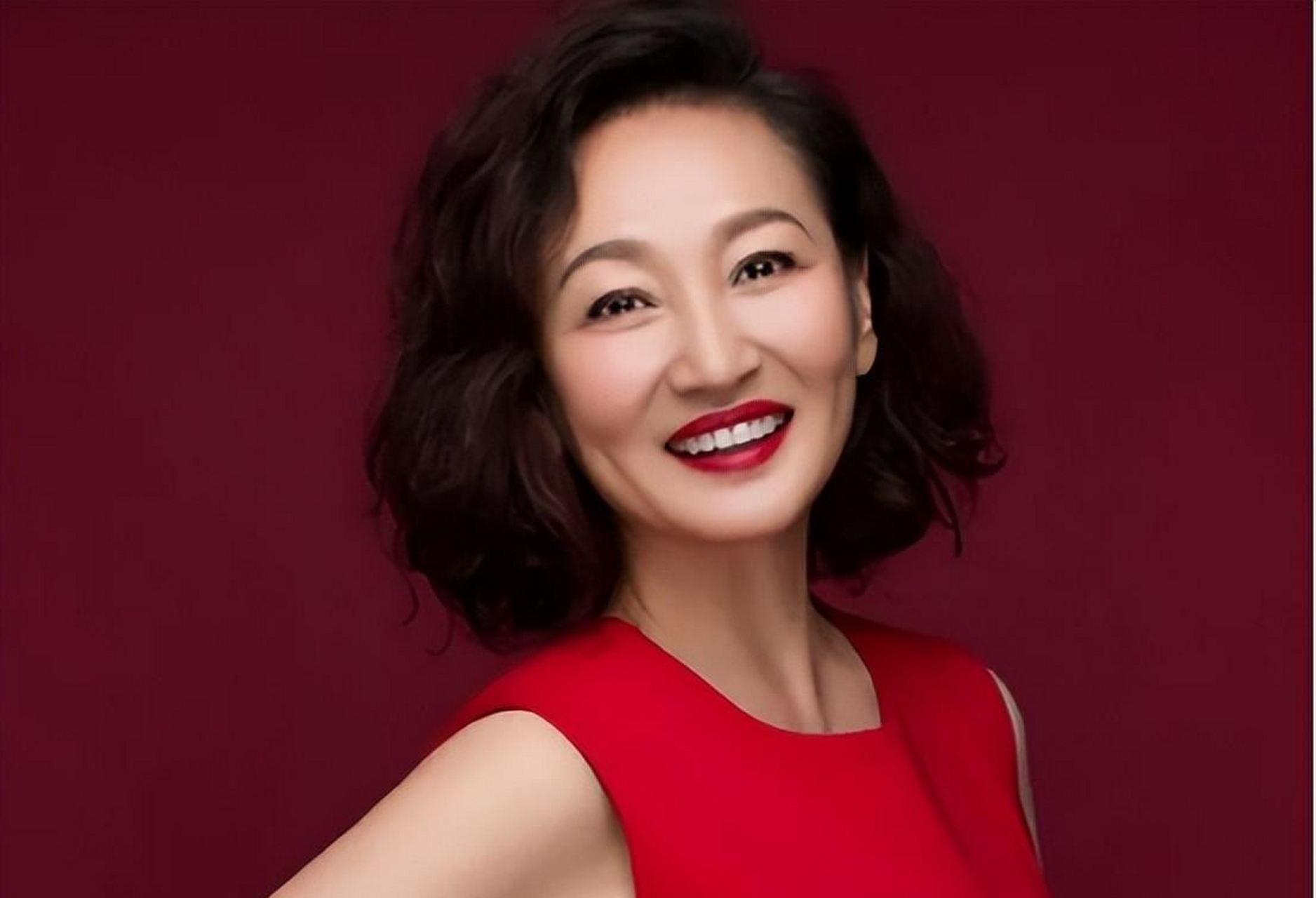 哈斯高娃是内蒙古女演员,曾因婚姻受挫而离开,后重拾工作,努力生活.