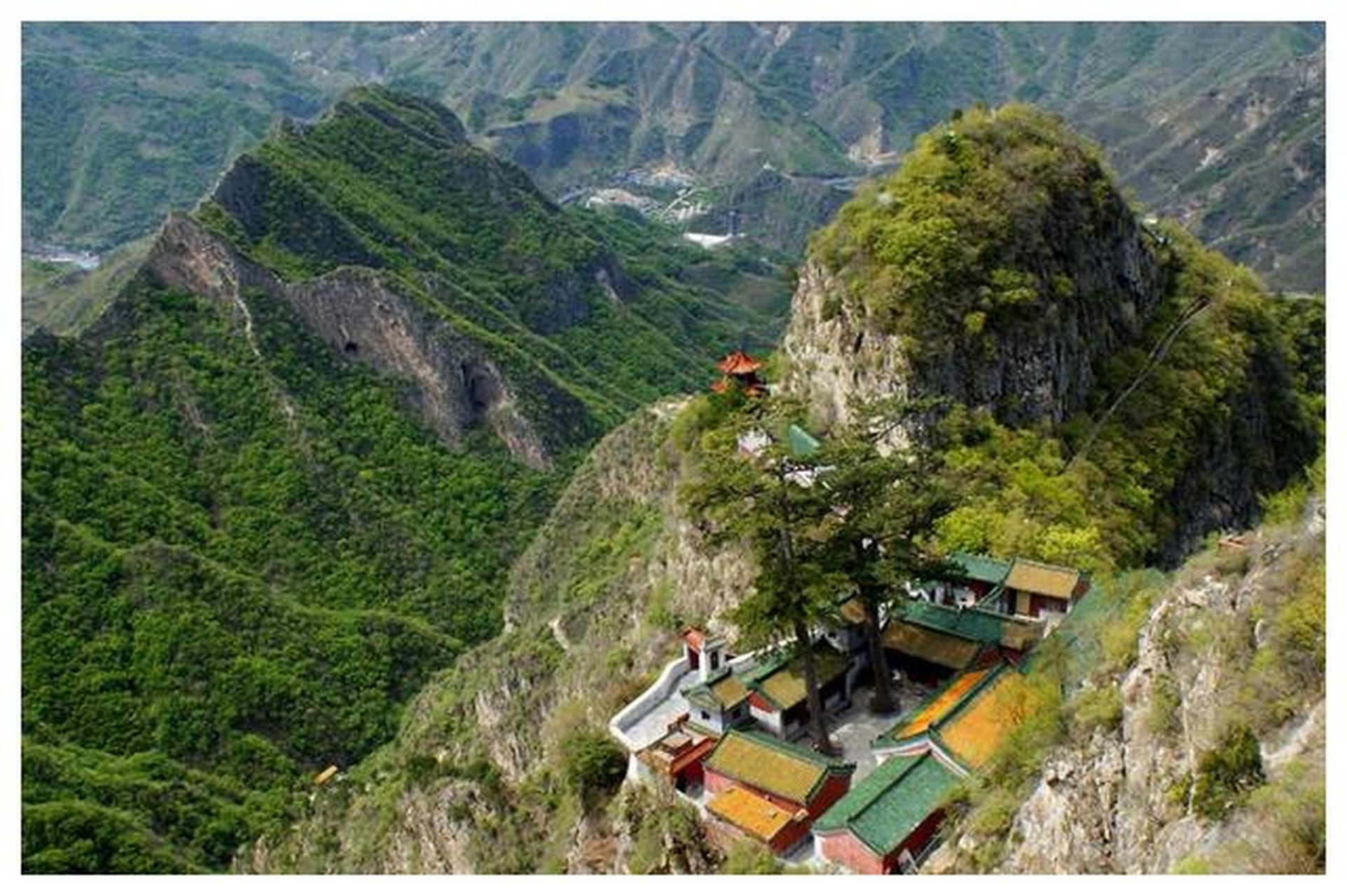 圣莲山是北京房山区的绝美山峰,被誉为"京都第一奇山",与武当山齐名.