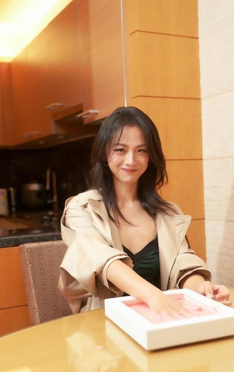 汤唯是一位美丽,才华出众的女演员,她的演技令人印象深刻.