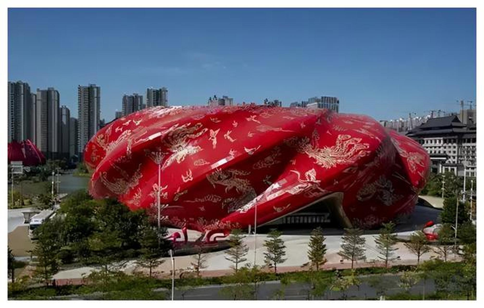 广州融创大剧院是一个备受争议的建筑,有人认为其独特造型具有观赏和