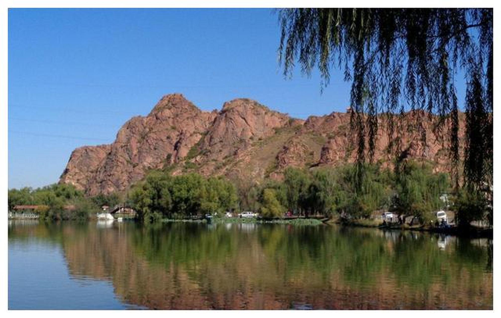 红山公园是内蒙古赤峰市的一座大型公园,以其清新自然的生态环境和