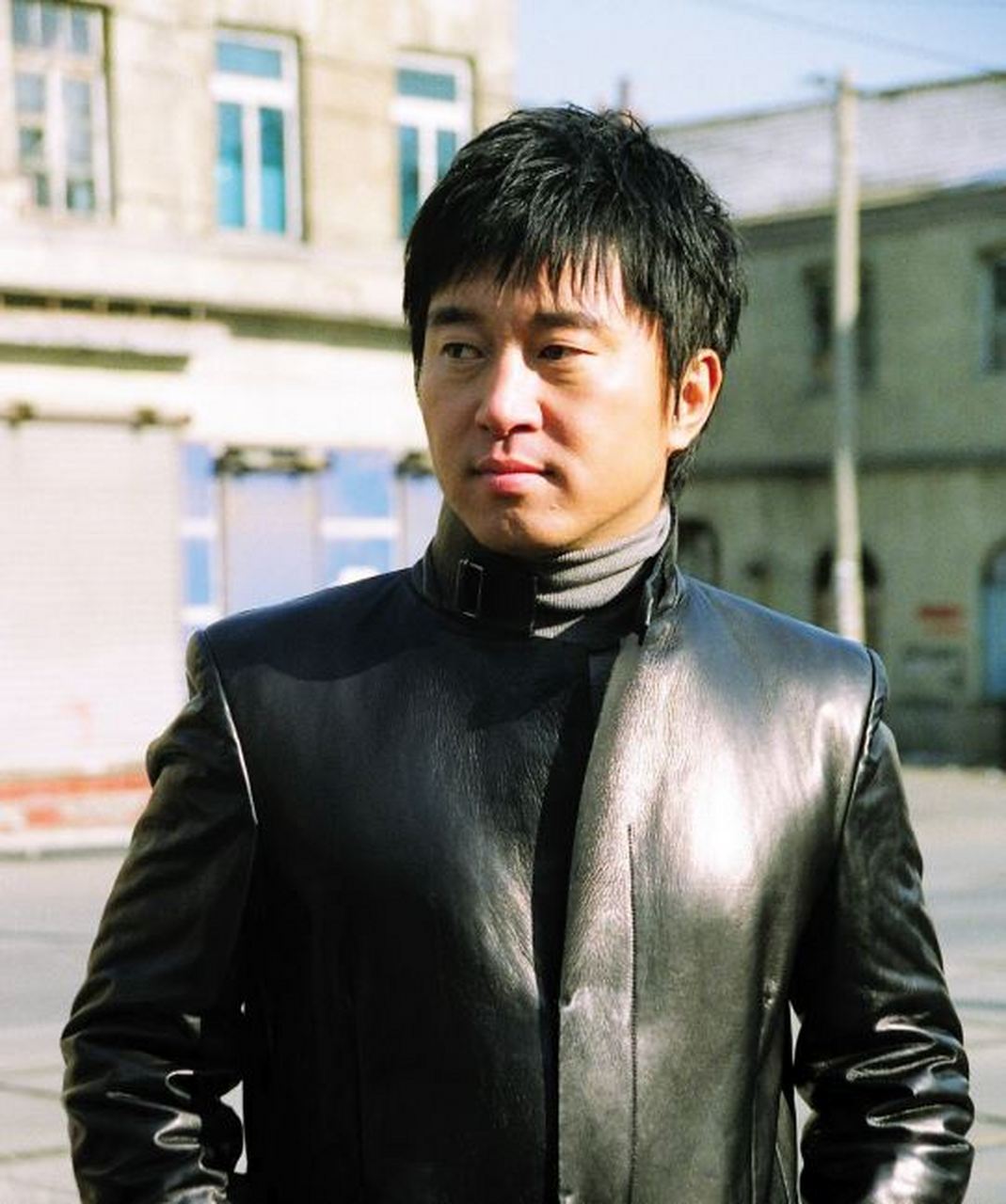 满文军的故事是一个充满成功,挫折和后悔的人生篇章.