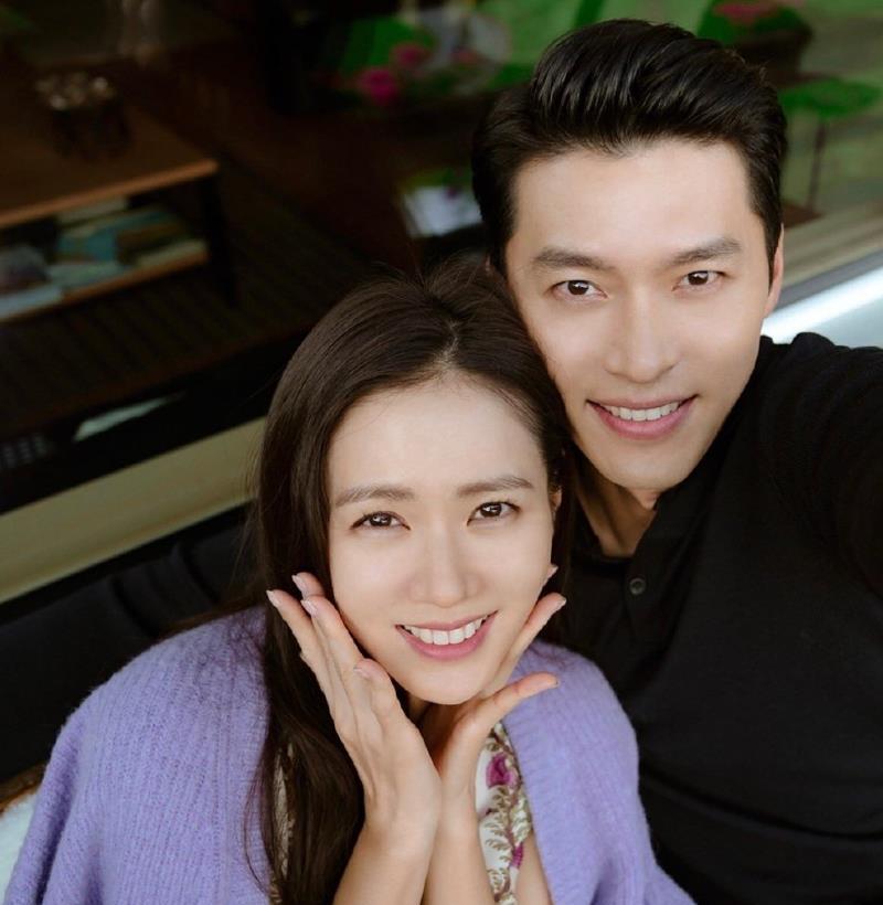 玄彬孙艺珍带儿子外出用餐,甜豆长得超像妈妈,一家三口好幸福