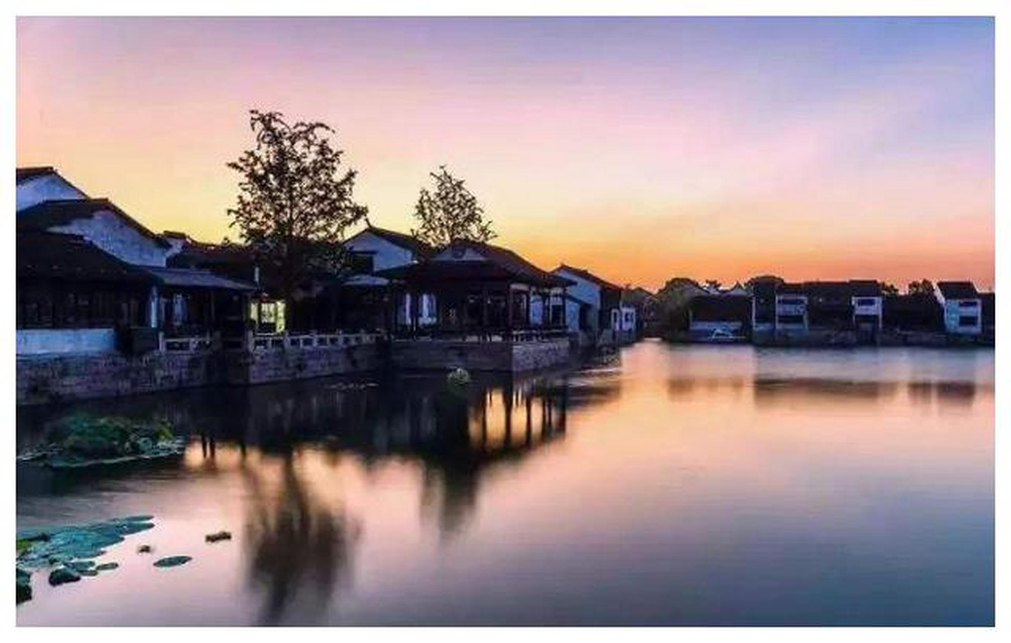 鹅湖古镇位于江苏无锡市锡山区,拥有20000多亩的水域面积,以水产养殖