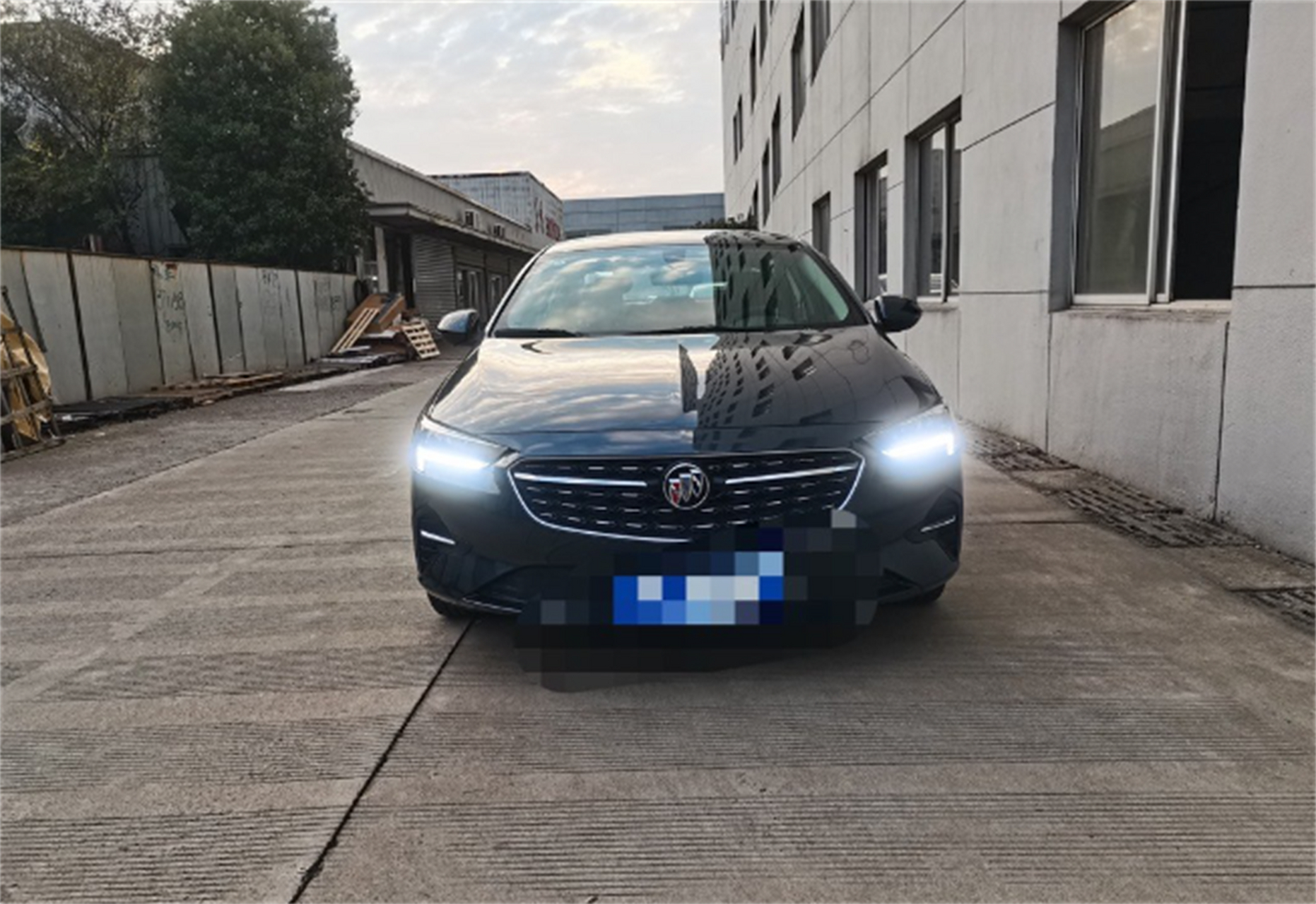 君威的轴距较大,内部空间充足,后排腿部空间充裕,可以容纳四个成年人.