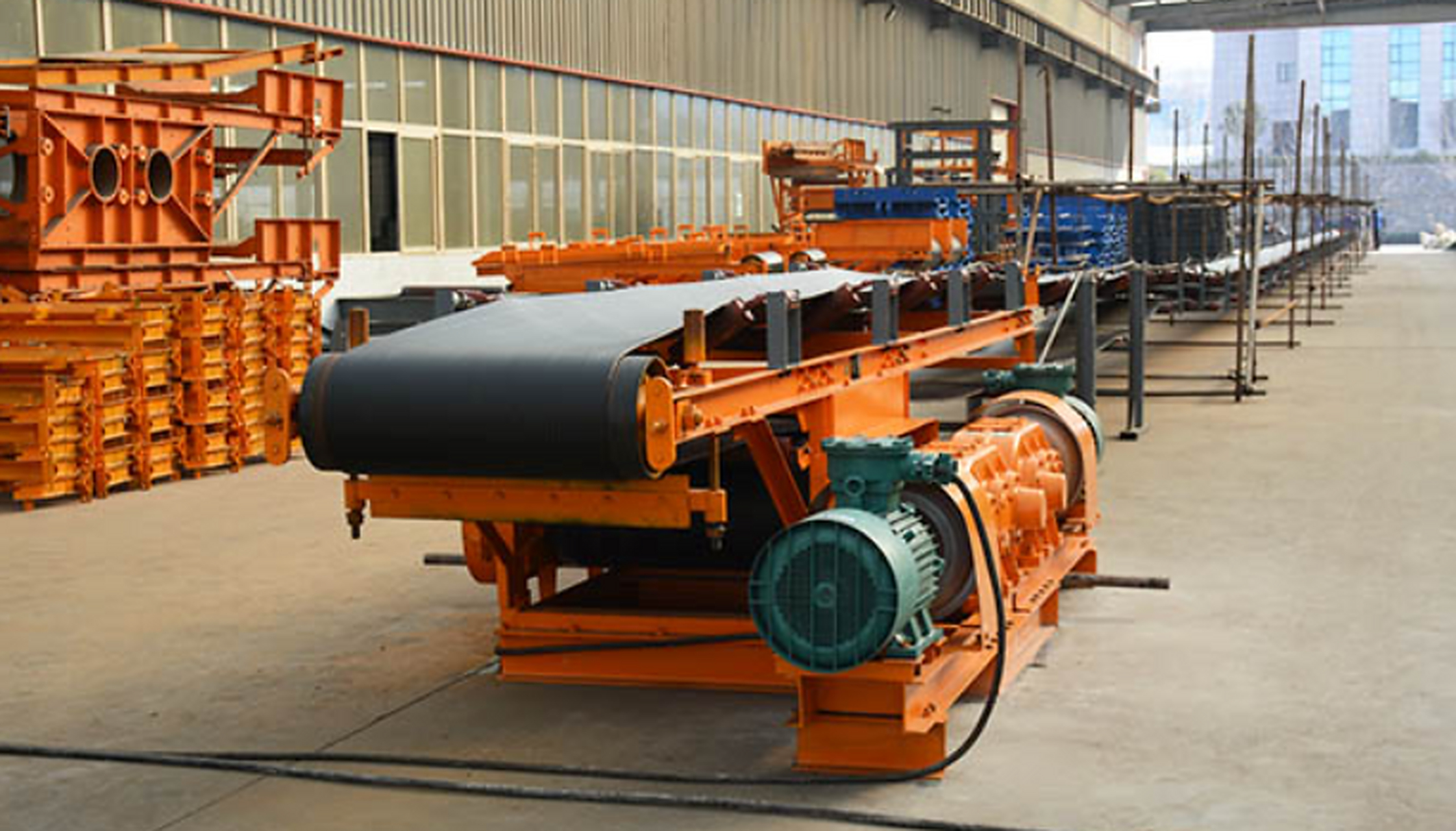 矿山专用皮带机是用于矿石运输的设备,采用连续传送带进行物料输送