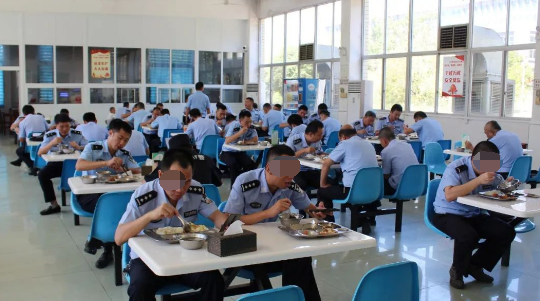 吉林省某监狱,此时狱警正在进行每天晚上最后一份工作