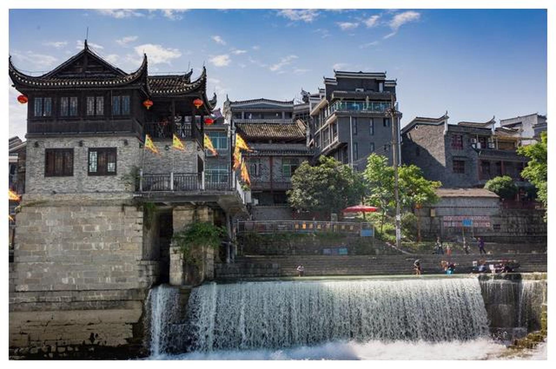 乾州古城是湖南四大古城之一,拥有4200多年的历史,是一颗璀璨明珠.