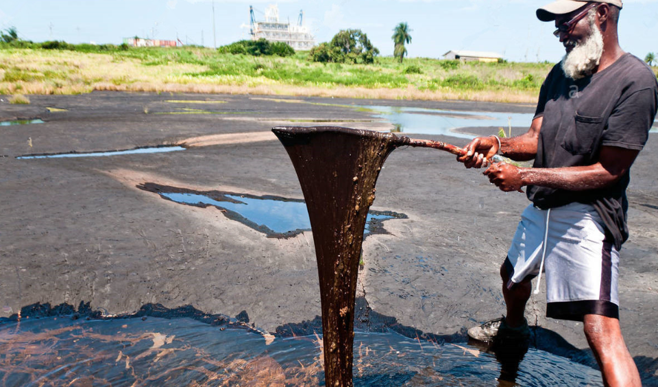 全球最大沥青湖:天然沥青储量超1000万吨,开采200年也不会见底