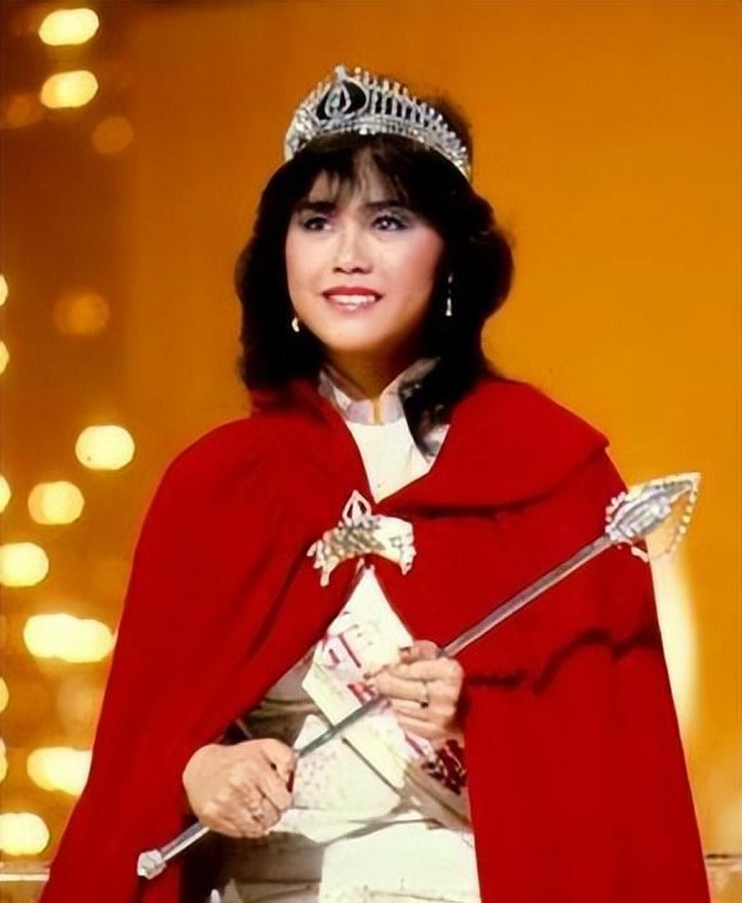 杨雪仪,一位从香港小姐亚军踏上星途的女子,曾一度光芒四射,却在某个