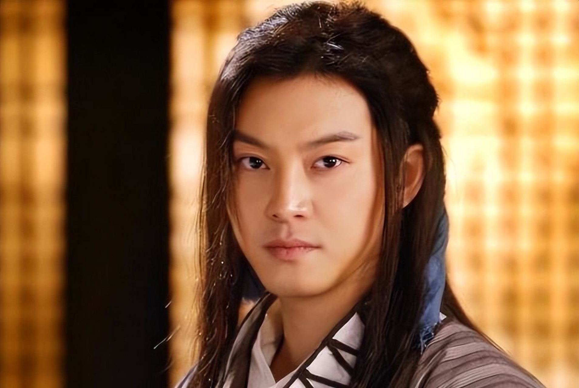 沙溢是一位经历丰富的演员,从年轻时的"军艺校草"到中年发福,他的演艺