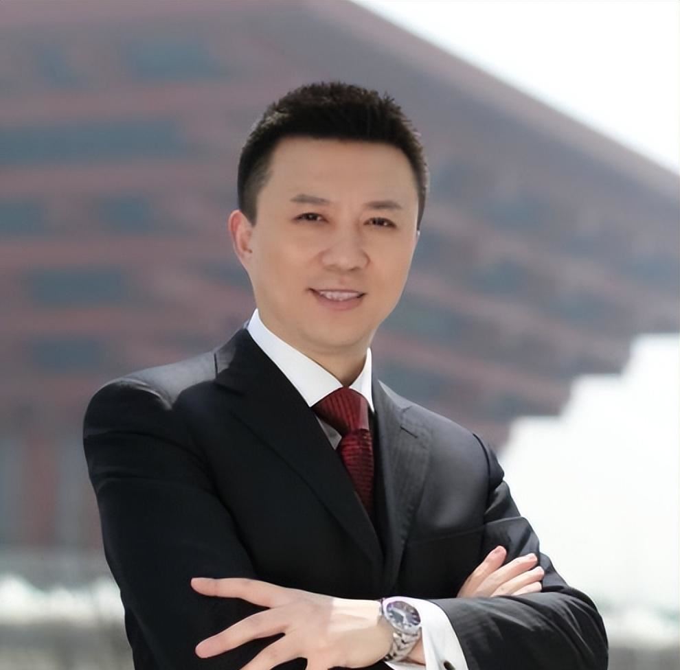 潘涛:扎根主持32年,45岁北漂进央视,播报急稿低头念稿引争议