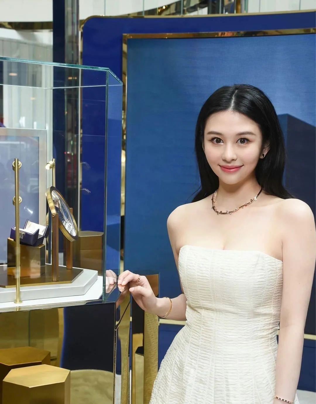 邱淑贞大女儿沈月晒活动照,大秀身材,"最美星二代"名副其实