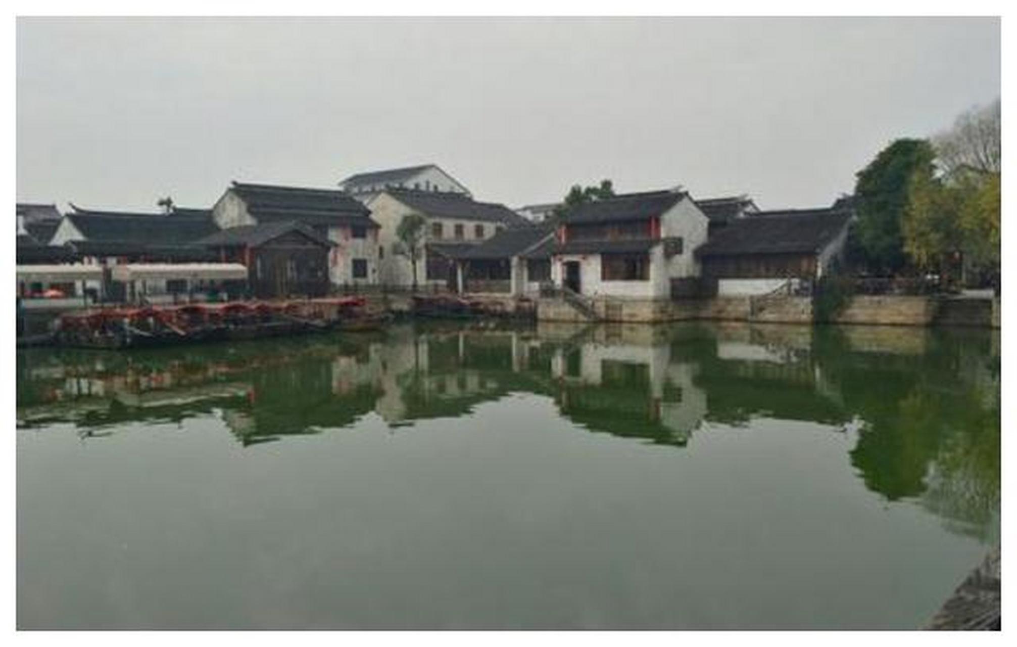 鹅湖古镇位于江苏无锡市锡山区,拥有20000多亩的水域面积,以水产养殖