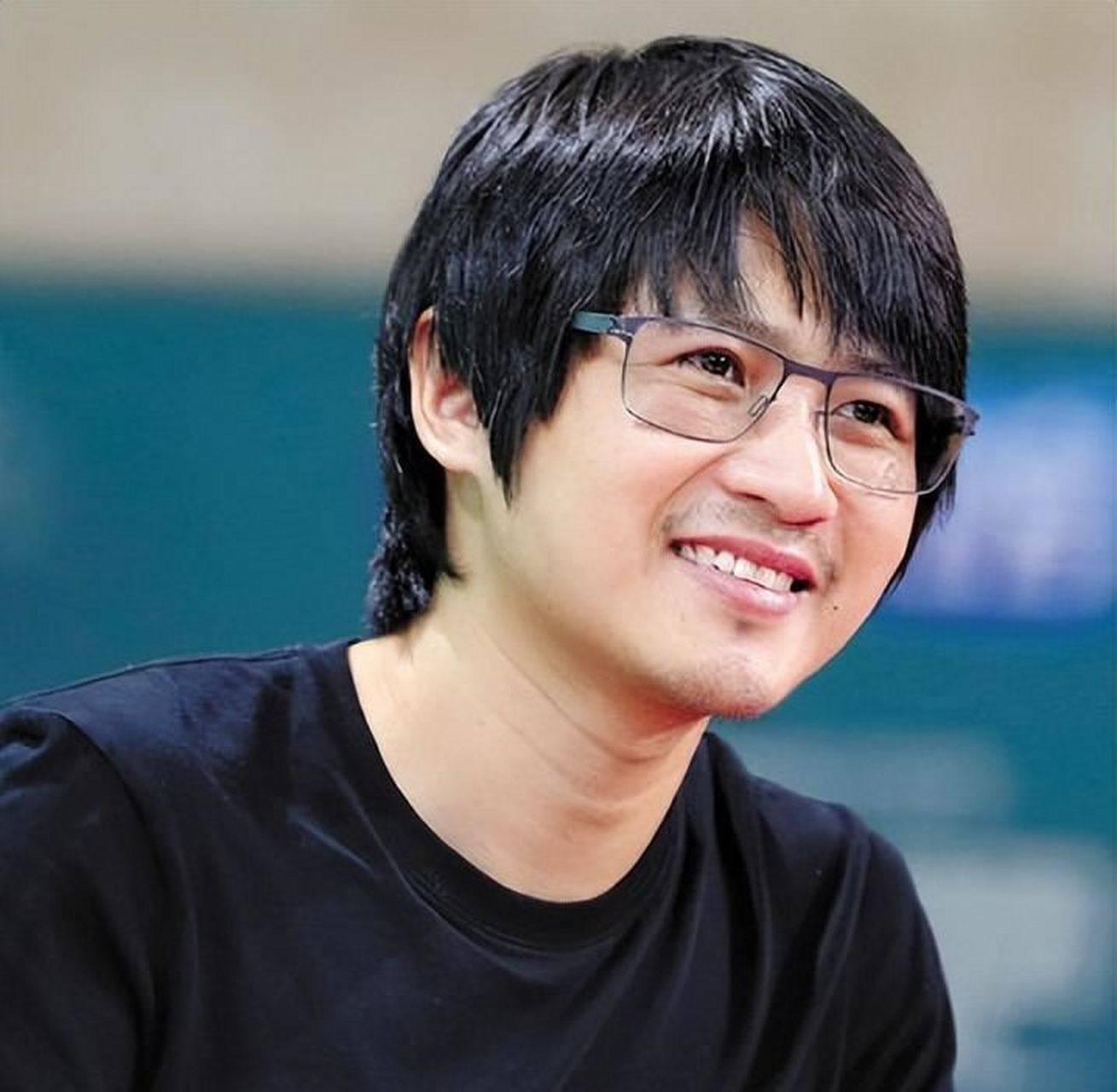 韩寒是一位多才多艺的才子,既是作家,赛车手,也是导演.