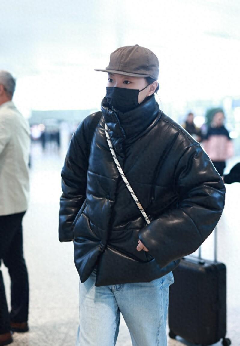 街拍,窦靖童黑色皮质羽绒服 牛仔裤 皮靴 棒球帽率性休闲