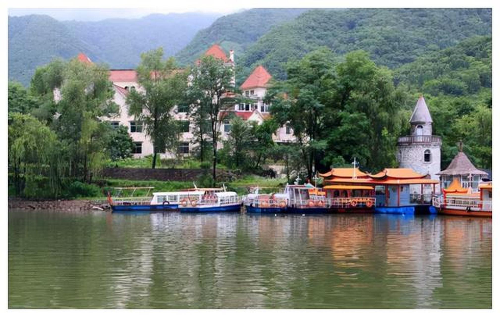 辽宁青山沟景区,门票128元,游客络绎不绝.