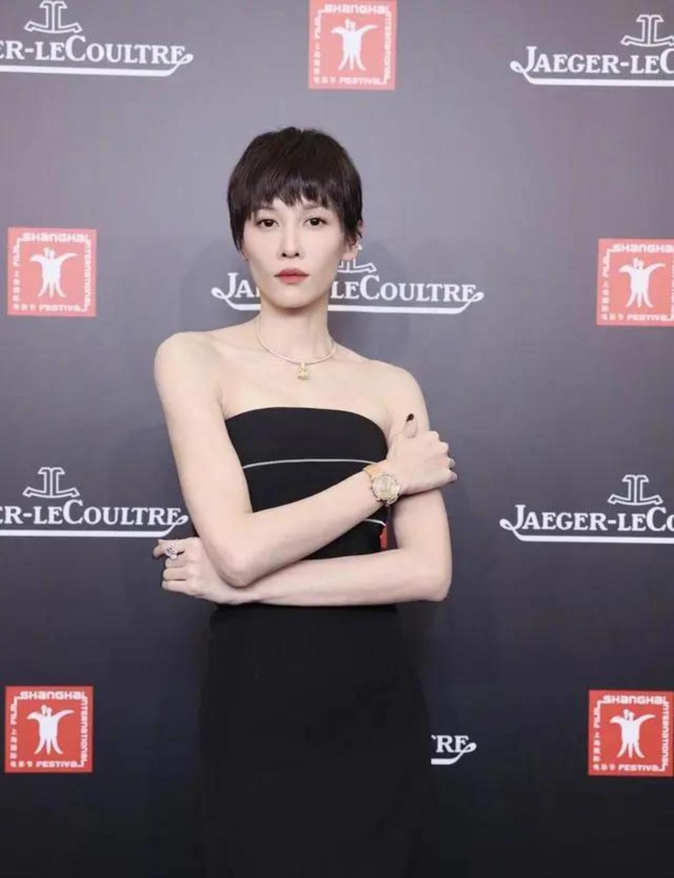 张蓝心身穿黑色抹胸连衣裙,展现高贵华贵气质.