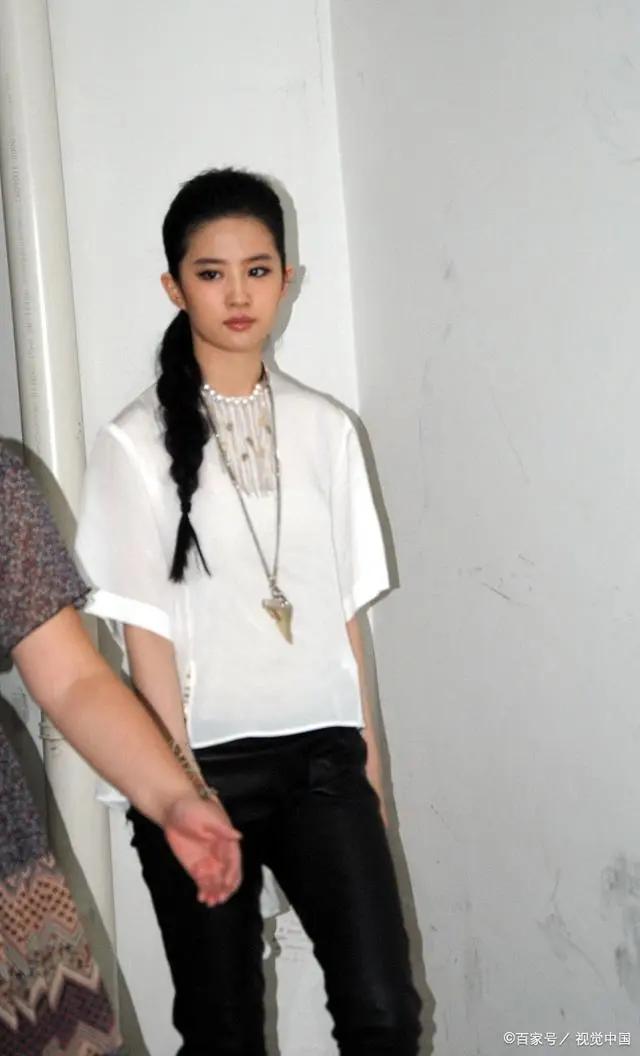 刘亦菲晒泰国旅游照,这旅游随拍好惬意,头戴着蝴蝶结超可爱