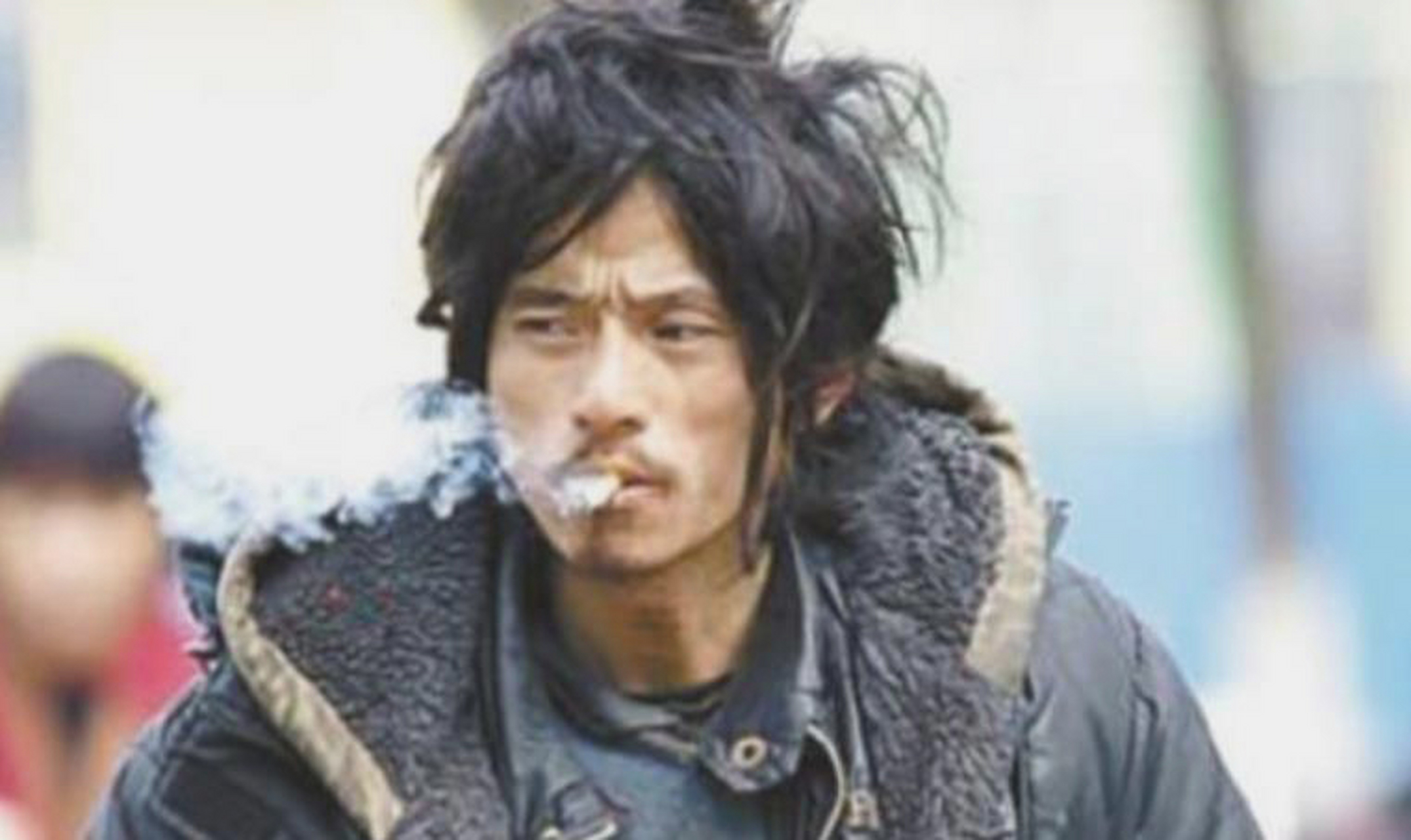 曾经的网红犀利哥,因帅气的外貌和流浪汉的身份在网络上爆红,但13年后