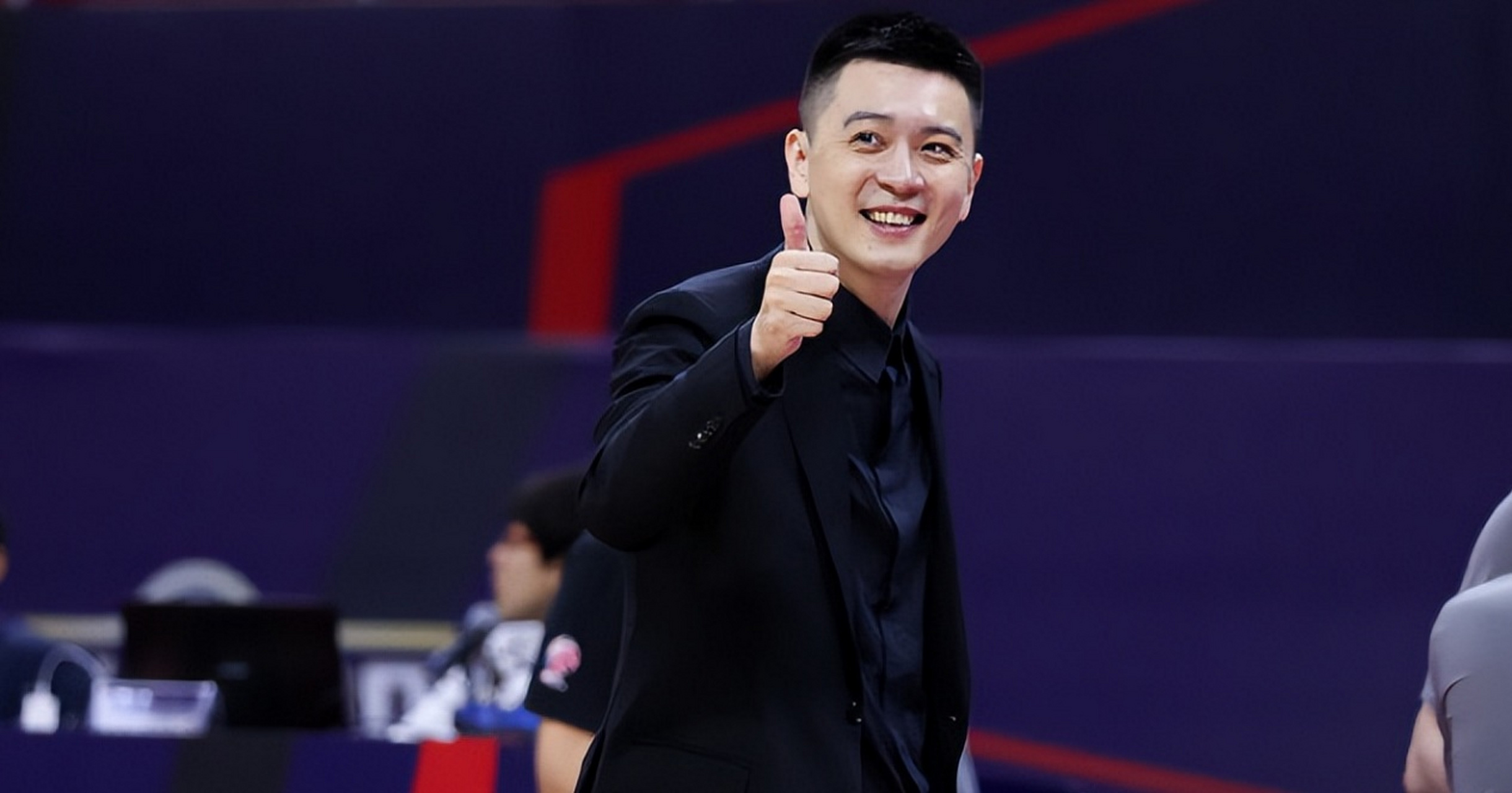 杨鸣是中国篮球界的传奇人物之一,他在辽宁男篮取得了巨大成功.