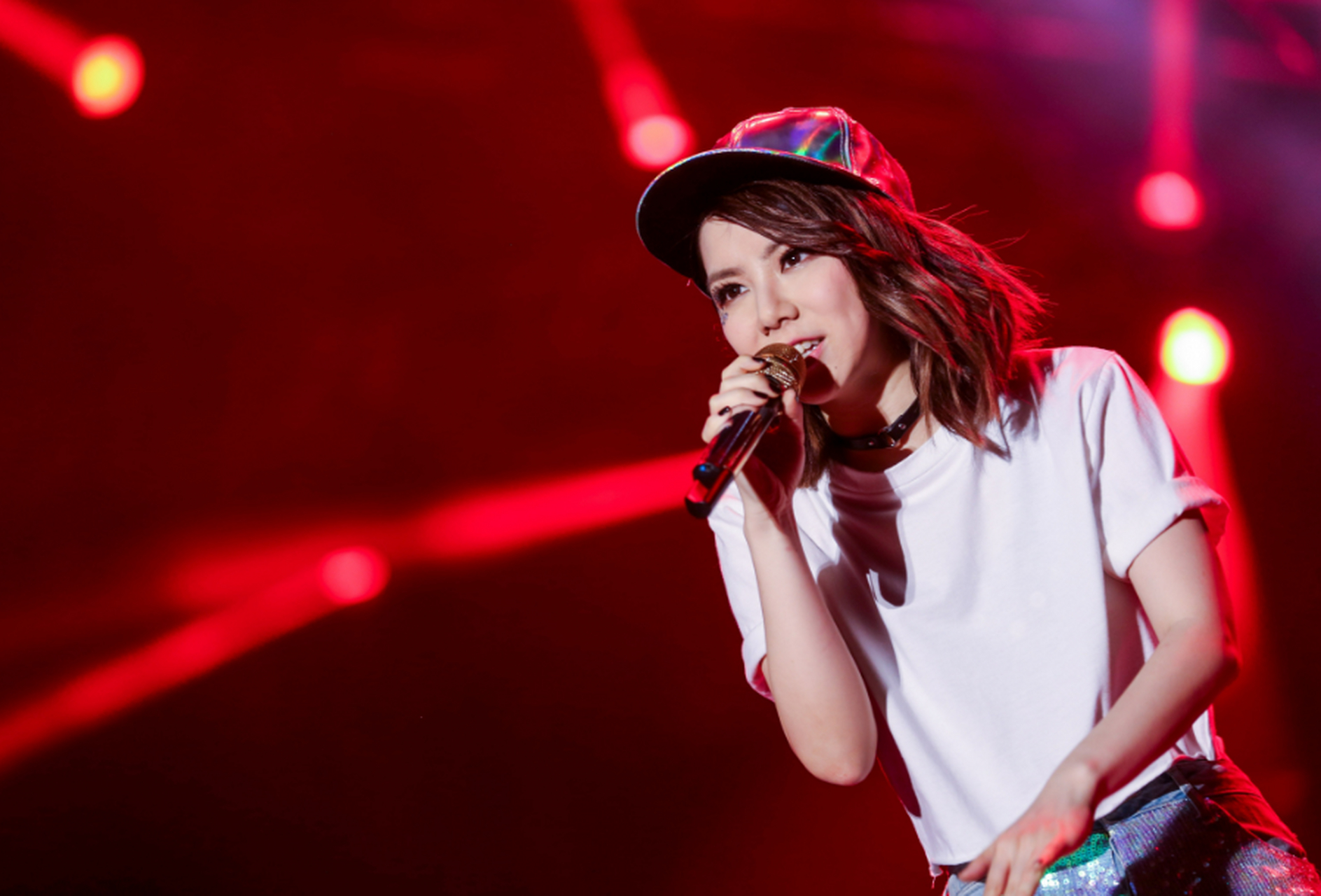 邓紫棋在广州演唱会上眼含热泪唱《句号》,表达对过去的释怀.