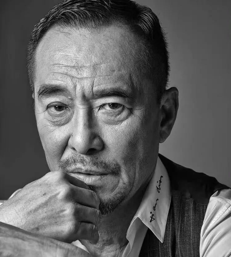 王庆祥:大器晚成,74岁依旧在演戏,对妻女很愧疚