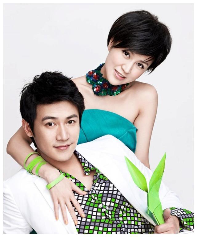 47岁鲍蕾现身活动,无滤镜照片曝光引争议,外貌变化引发关注!