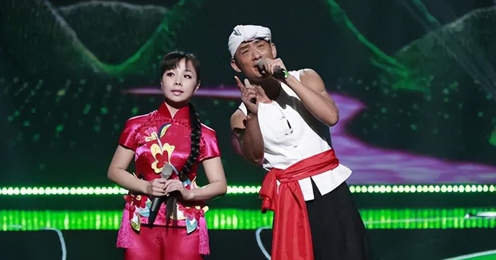 歌手王二妮:和李飞结婚8年,成名后给父母买房,带着丈夫拼事业