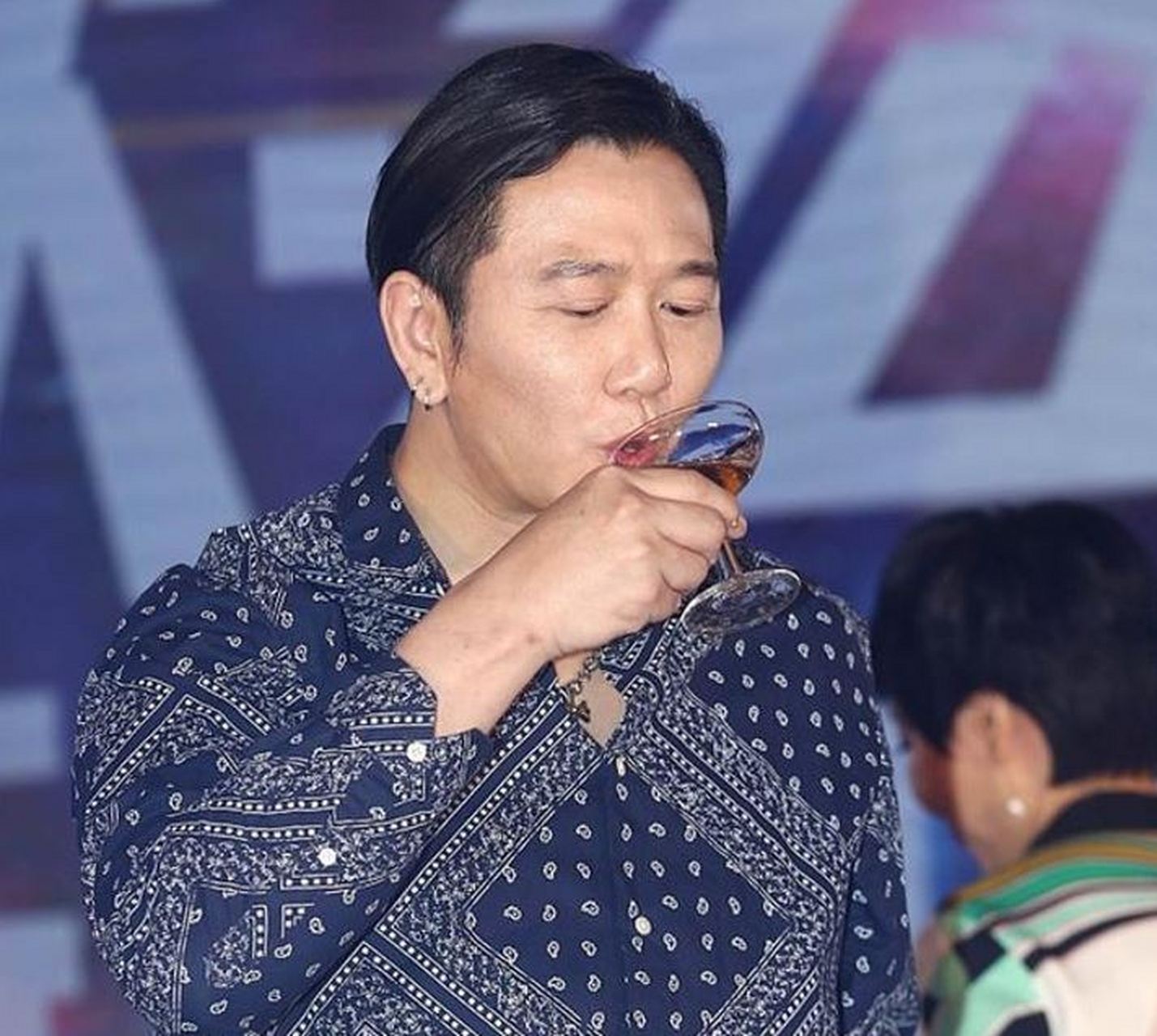 温兆伦是tvb男港星,从小生长在普通家庭,8岁才有机会上学,但他对音乐