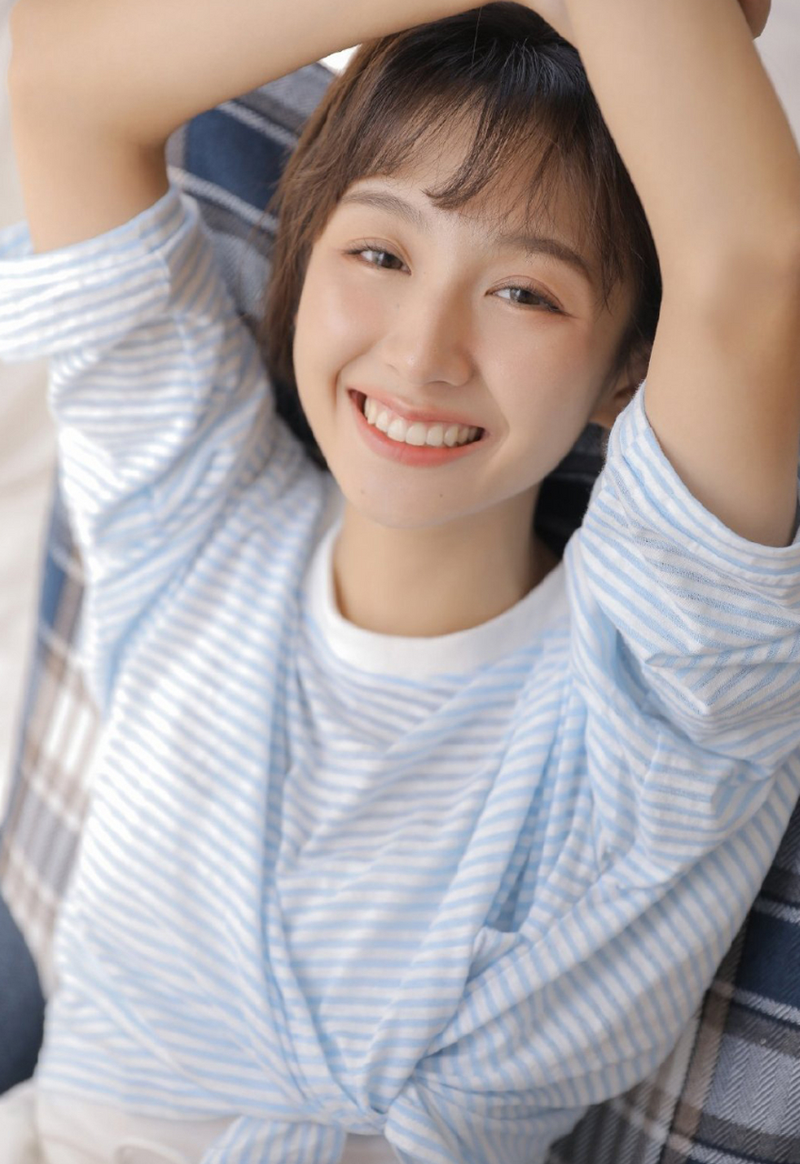 治愈系美女小姐姐,如春日暖阳般温柔,笑容如晨光,身着轻盈连衣裙,散发