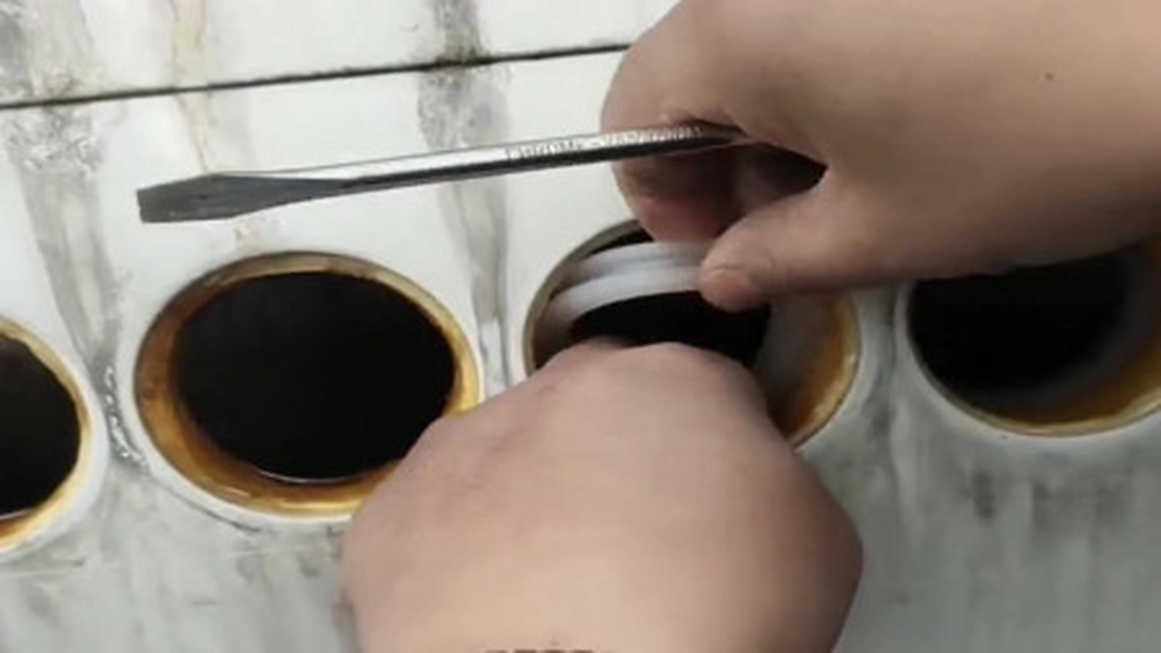 太阳能热水器密封圈漏水可以采取一些简单有效的方法进行维修,首先