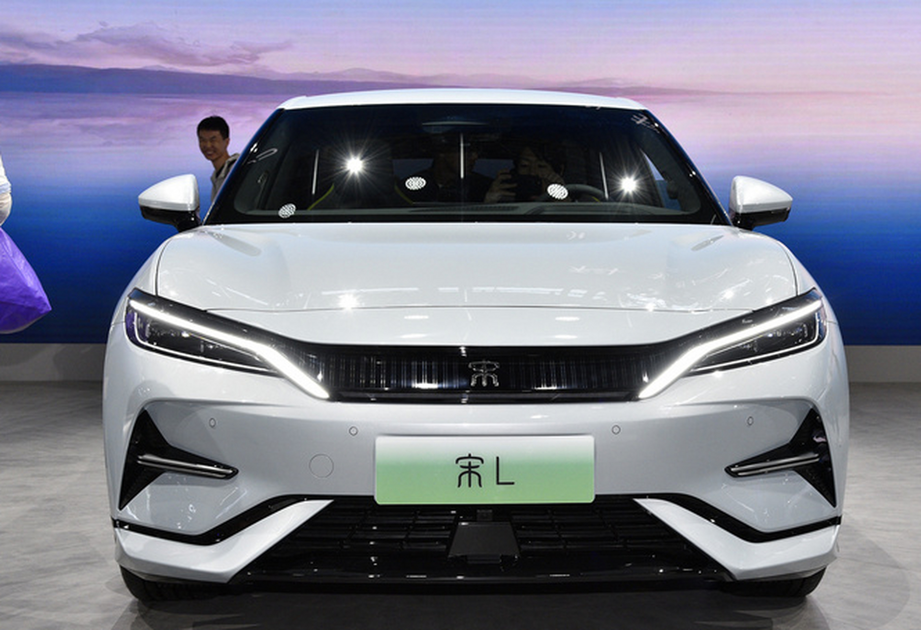 比亚迪宋 l 是一款定位 b 级的纯电车型,价格比 model y 低 8 万,具有