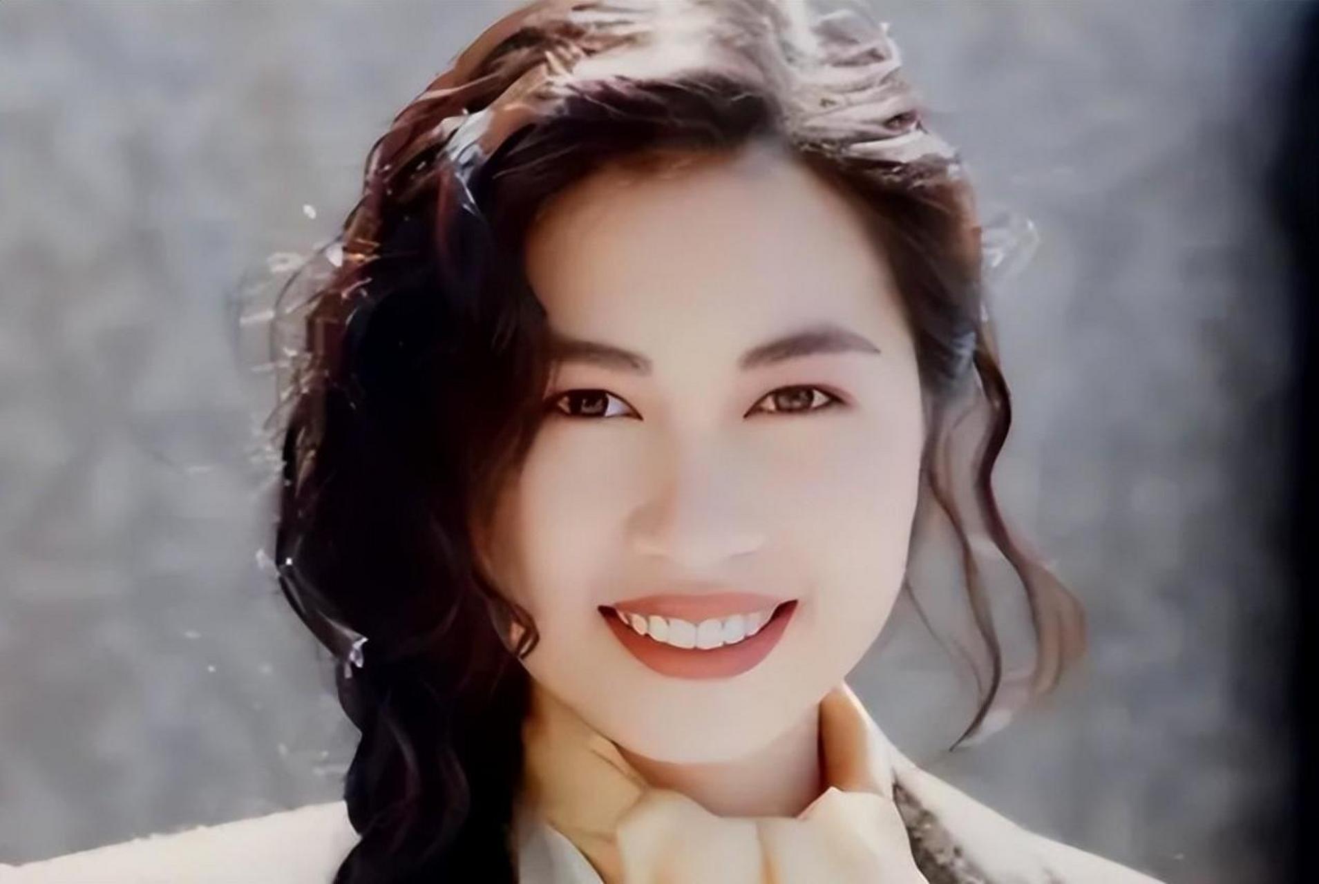 杨宝玲是80年代港风美女,出生于演艺世家.