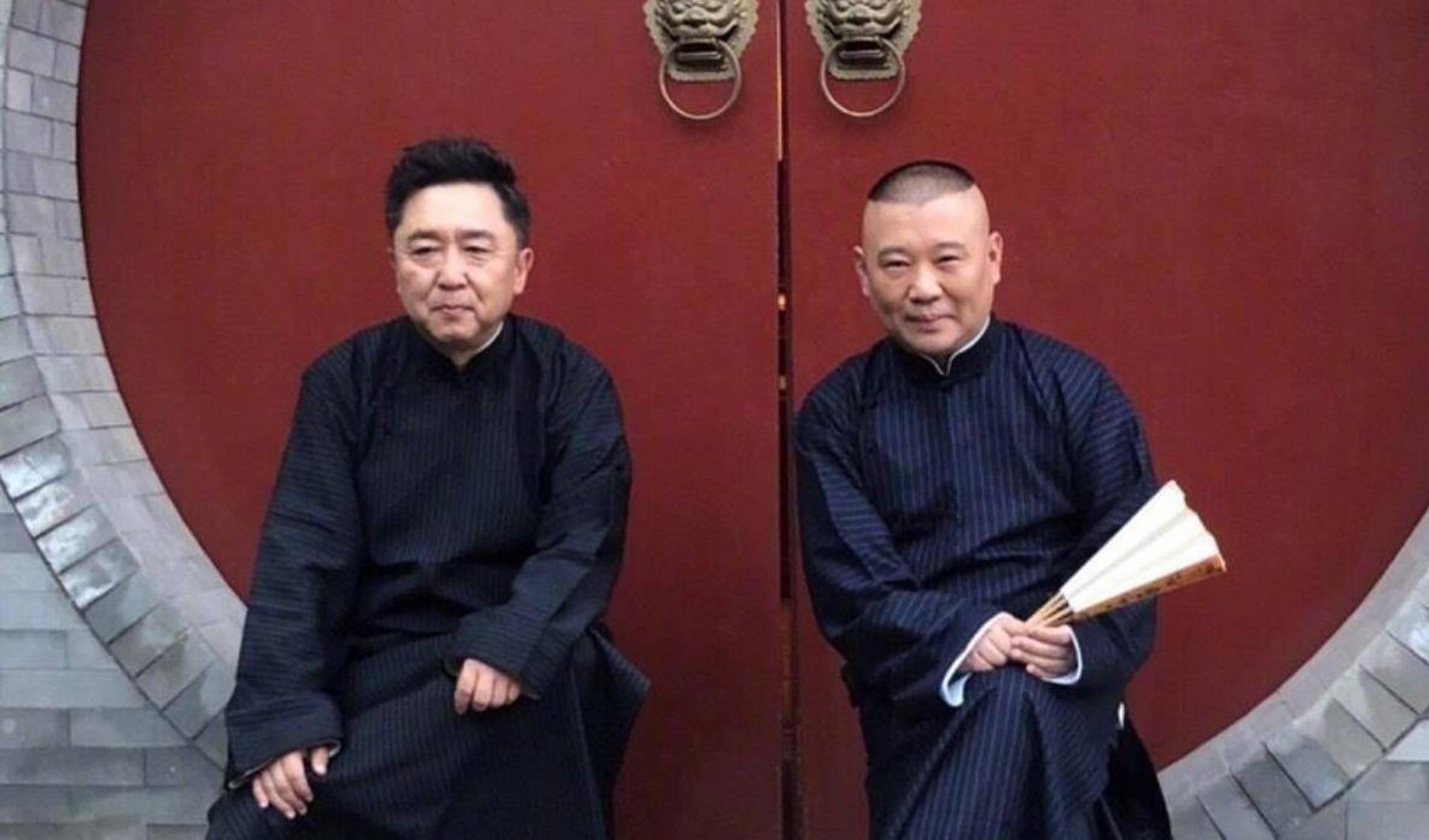 于谦和郭德纲是相声界的传奇搭档,他们合作了二十多年,经历了许多波折