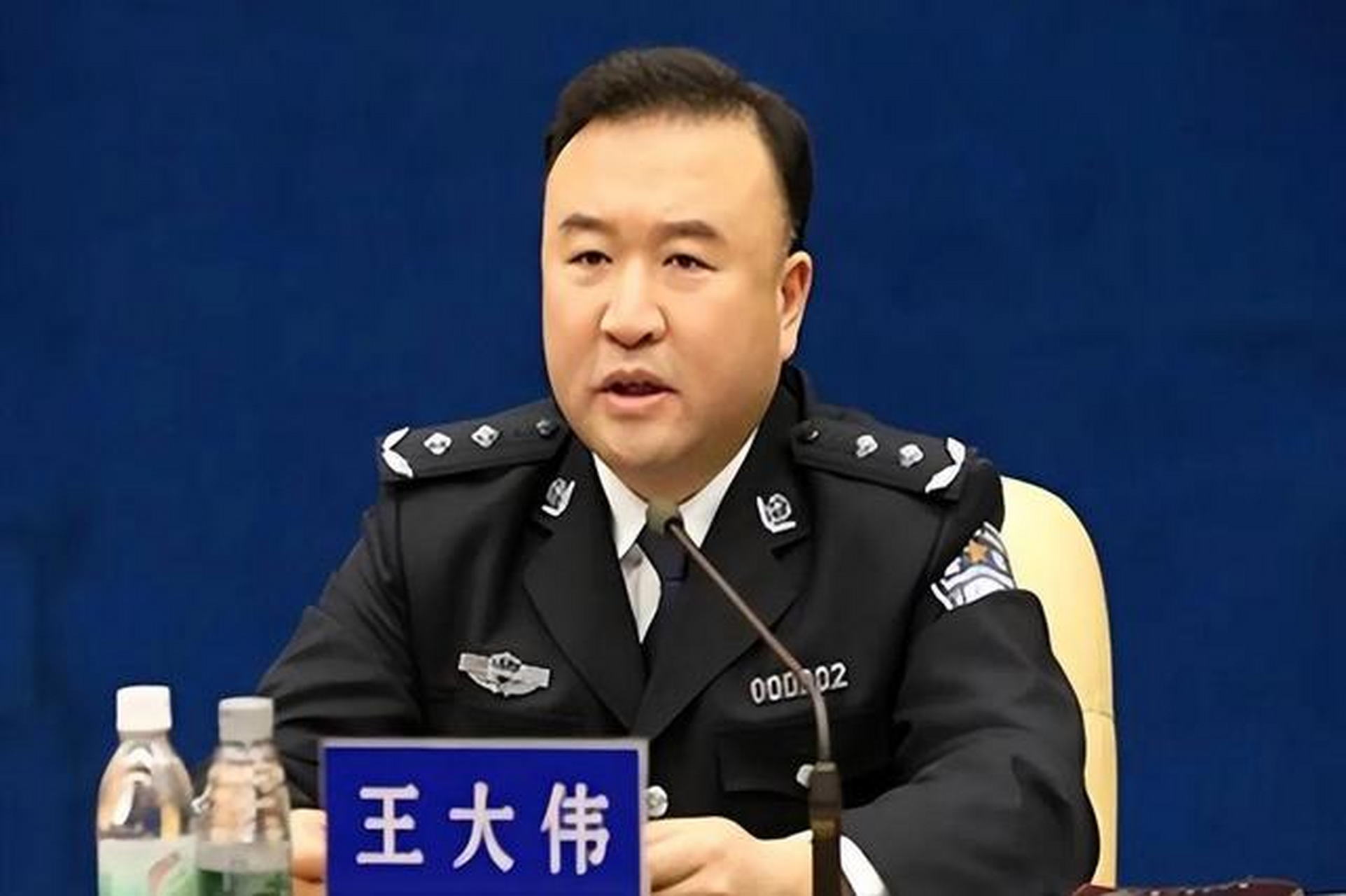 "编号001警员"王大伟:家中藏1亿现金,被捕前和妻子技术离婚