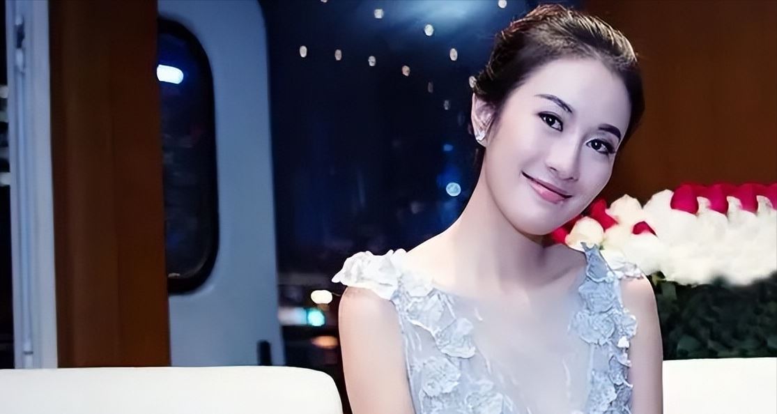 43岁叶璇官宣结婚!婚戒无钻,婚纱简陋发黄,借机卖书太寒酸