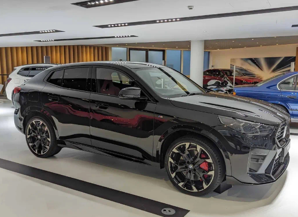 官改黑武士宝马x2来袭,好黑好帅,新增双联屏 四排气,全系进口