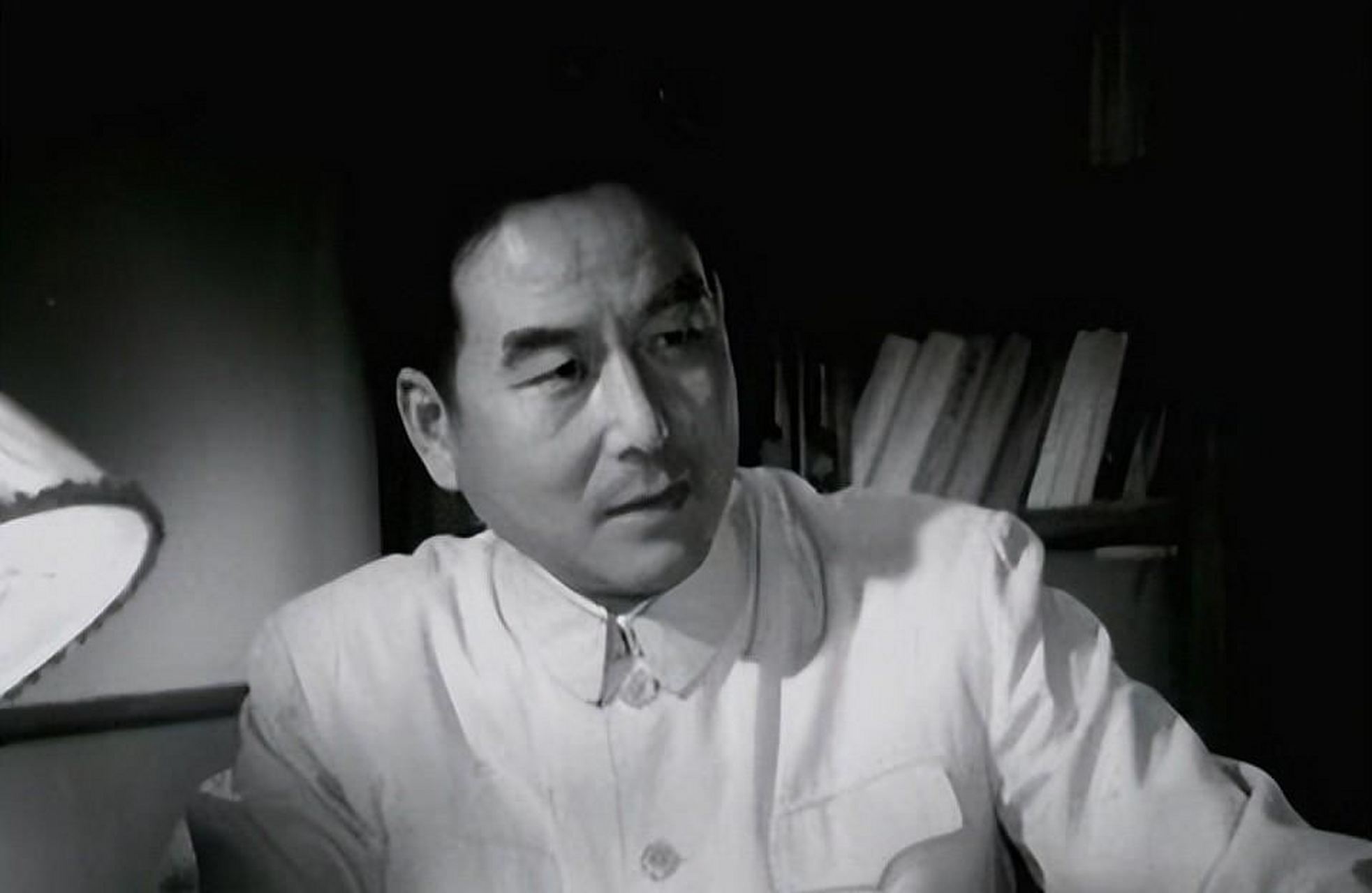 邢吉田是著名的"班长"演员,他在电影《奇袭》中展现出军队干部的机智