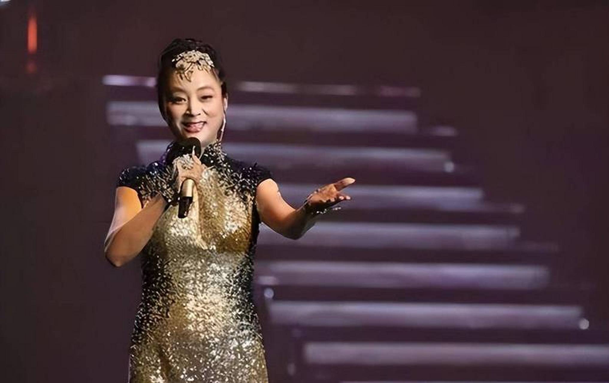 金炜玲是曾大红大紫的歌手,因不公待遇退出娱乐圈,历经婚姻坎坷和家庭