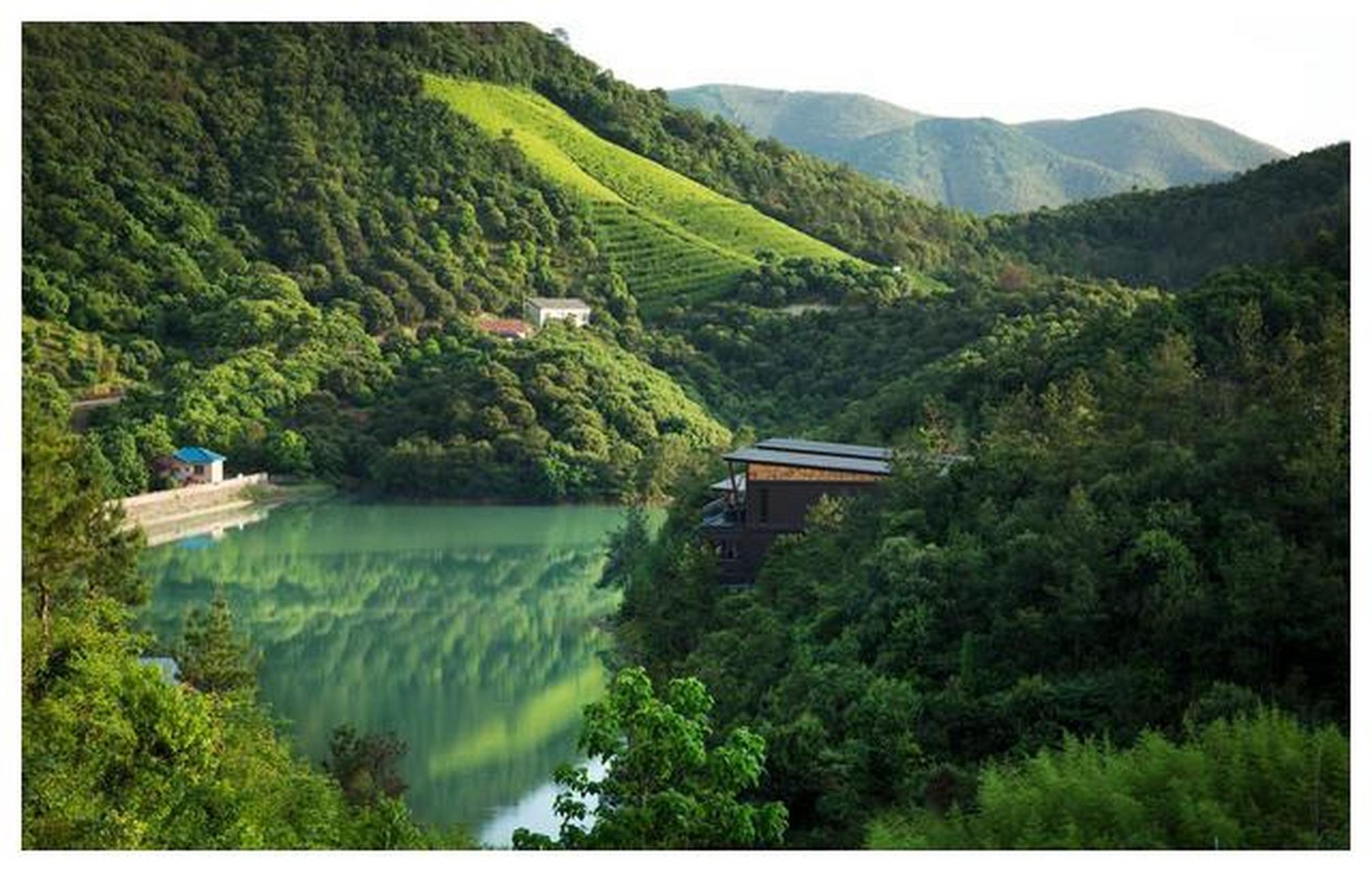 莫干山是浙江湖州市德清县的避暑胜地,气温适宜,风景优美.