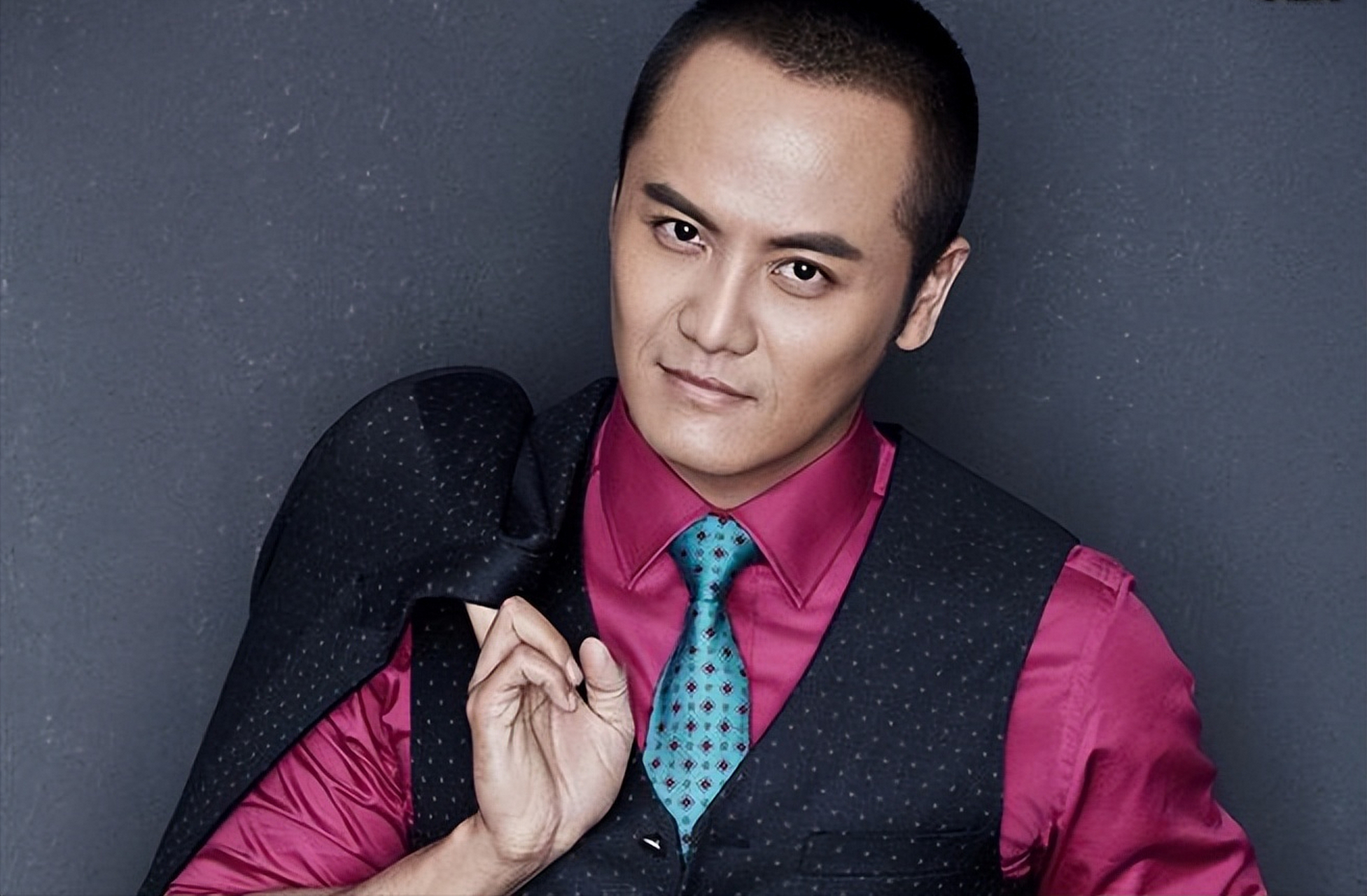 他出演的电视剧包括《悬崖》,《白鹿原》等,演技备受认可.