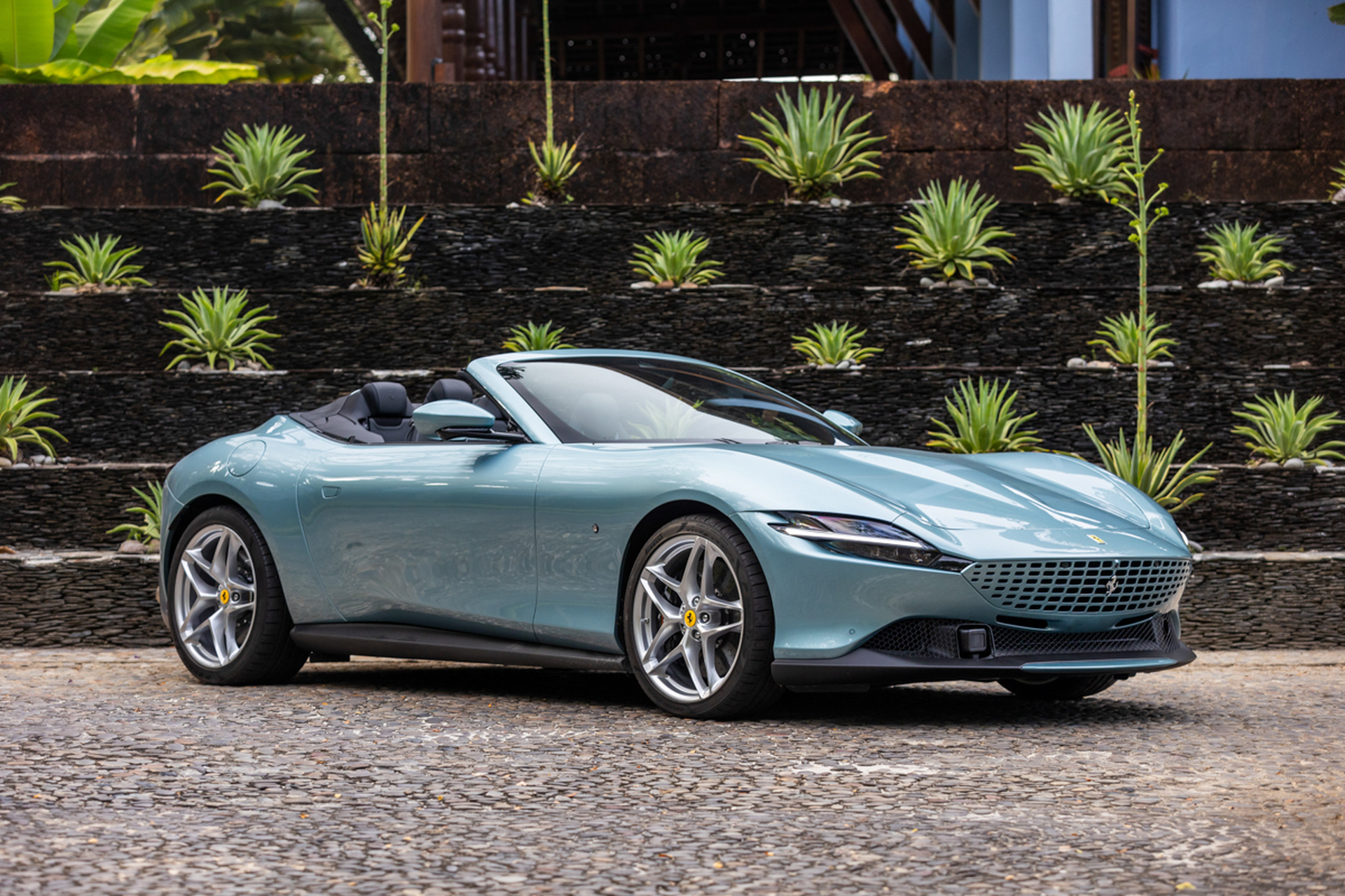 2023款法拉利romaspider是法拉利入门级超跑,采用中置后驱,搭载3.